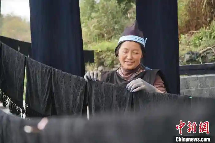 广西“活化石”民族将历史“穿”背上 盛装售价达上万元